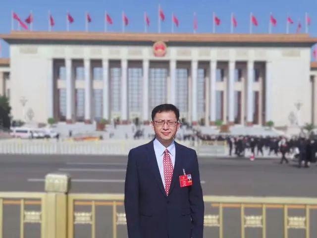 加快推動(dòng)新能源行業(yè) 與人工智能融合創(chuàng)新——訪全國人大代表、樂山太陽能研究院院長姜希猛