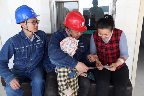 阿拉善電業(yè)局電力宣傳進(jìn)家門，客戶服務(wù)零距離