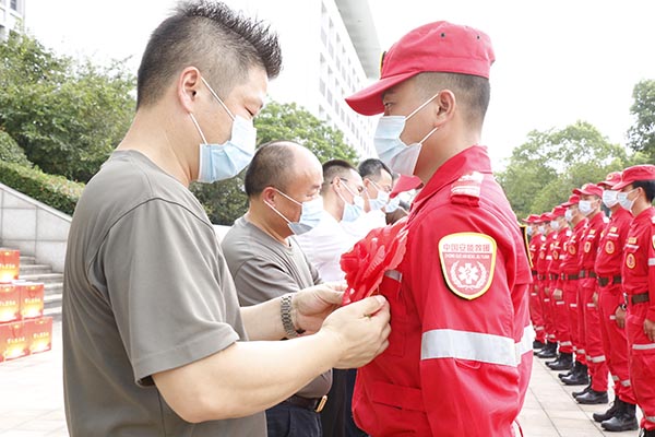 駐地退役軍人創(chuàng)業(yè)服務(wù)公司走訪(fǎng)慰問(wèn)中國(guó)安能常州分公司赴鄭搶險(xiǎn)隊(duì)員
