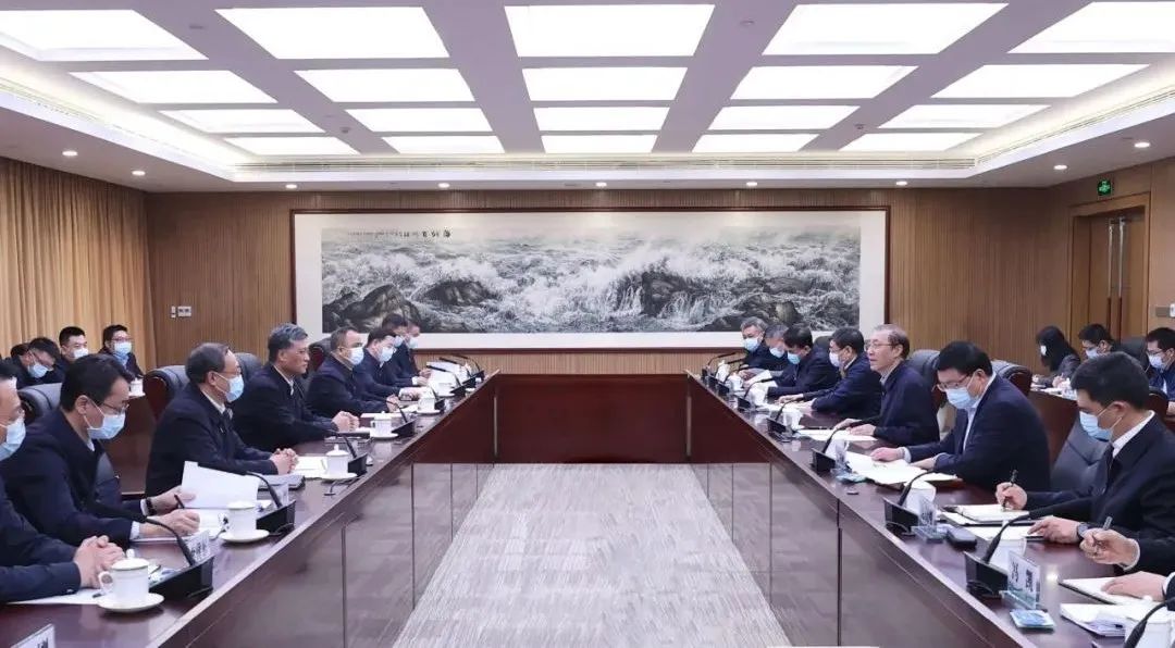辛保安、張智剛與新疆維吾爾自治區(qū)、新疆生產(chǎn)建設(shè)兵團(tuán)領(lǐng)導(dǎo)會(huì)談