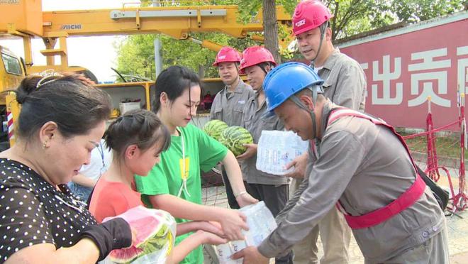四川什邡：電力工人高溫保電忙，社區(qū)群眾熱情慰問表感謝