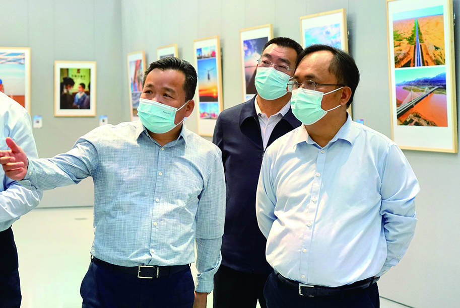 許振山、賈振國(guó)一行參觀“喜迎二十大 奮進(jìn)新征程”書法美術(shù)攝影展