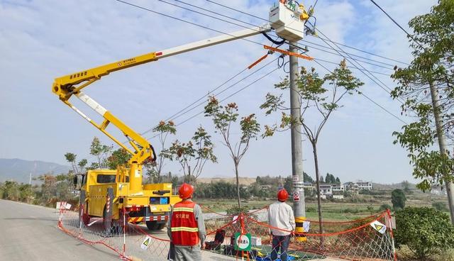 國網瀘溪縣供電公司帶電作業(yè)“帶”來客戶滿意