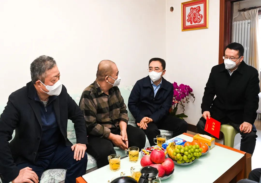 鄒磊、劉明勝走訪慰問退休老領(lǐng)導(dǎo)、勞模遺屬、困難黨員群眾