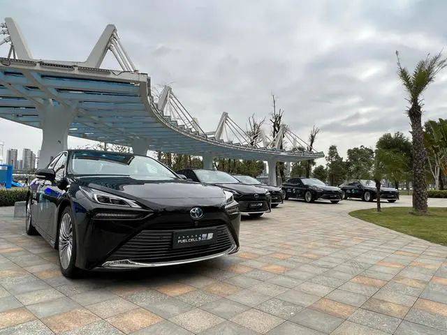全國首個(gè)氫燃料電池轎車全場(chǎng)景規(guī)?；痉哆\(yùn)營(yíng)項(xiàng)目正式啟動(dòng)