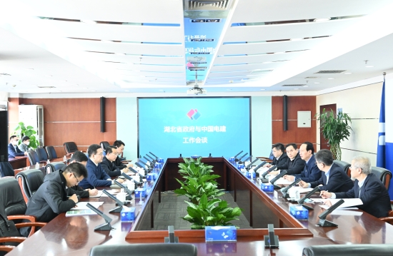 中國(guó)電建黨委書記、董事長(zhǎng)丁焰章與湖北省副省長(zhǎng)盛閱春會(huì)談