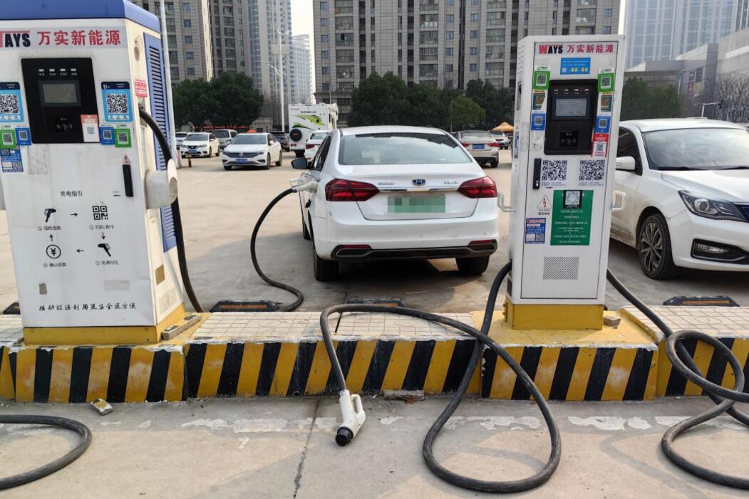 新能源車(chē)充電槍被扔積水中，對(duì)“城市家電”需多加愛(ài)護(hù)