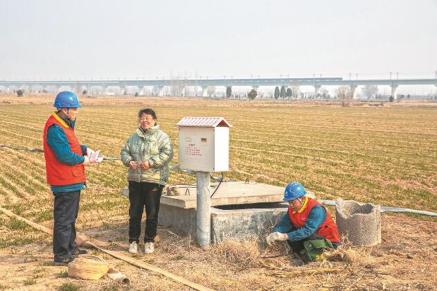 山東省梁山縣：黃河灘區(qū)上，井在地頭，電到井口