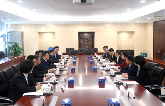 中國電建黨委常委、副總經(jīng)理王小軍與中國華電集團(tuán)黨組成員、副總經(jīng)理李旭紅會談