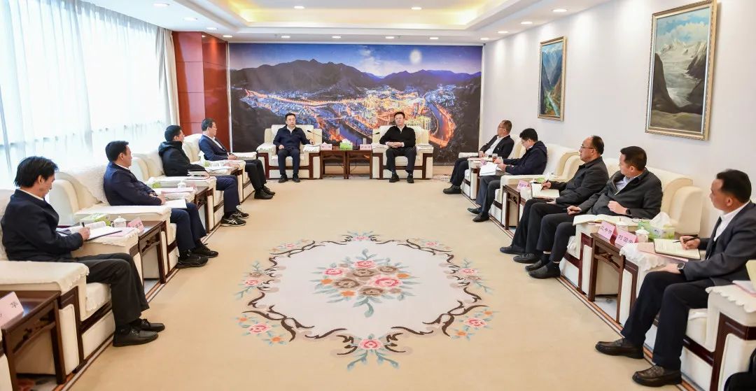 鄒磊與西藏自治區(qū)政府副主席、昌都市委書記龔會(huì)才，昌都市委副書記、市長(zhǎng)羅慶伍會(huì)談