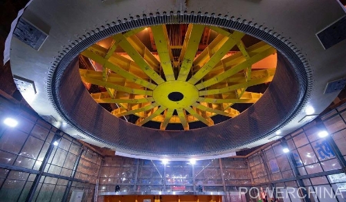 黃河上游在建海拔最高、裝機(jī)容量最大的水電站首臺機(jī)組定子順利吊裝