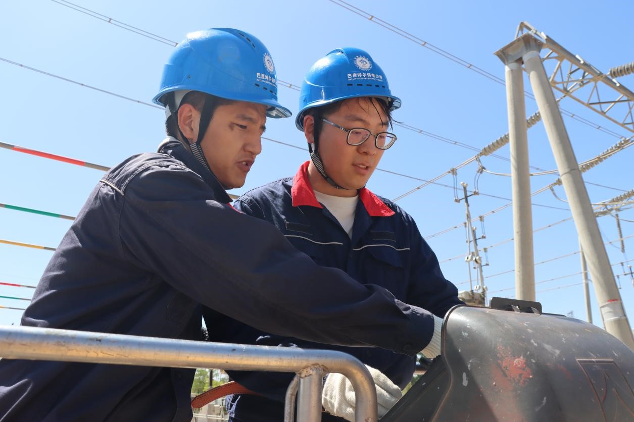 巴彥淖爾供電公司積極開展“傳幫帶”，老帶新傳接電力新時(shí)代