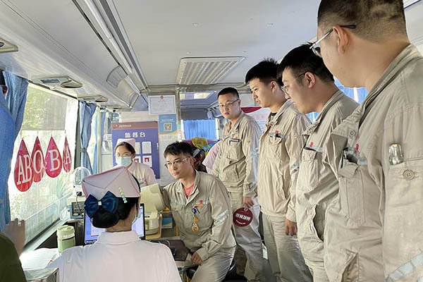 臨汾熱電公司組織“熱血與大愛(ài)同流，真情與奉獻(xiàn)同行”無(wú)償獻(xiàn)血活動(dòng)