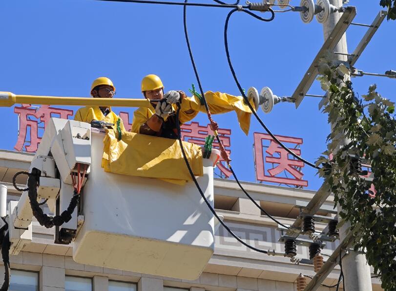 阿拉善供電公司迎夏峰帶電消缺，保醫(yī)電“汗”衛(wèi)民生
