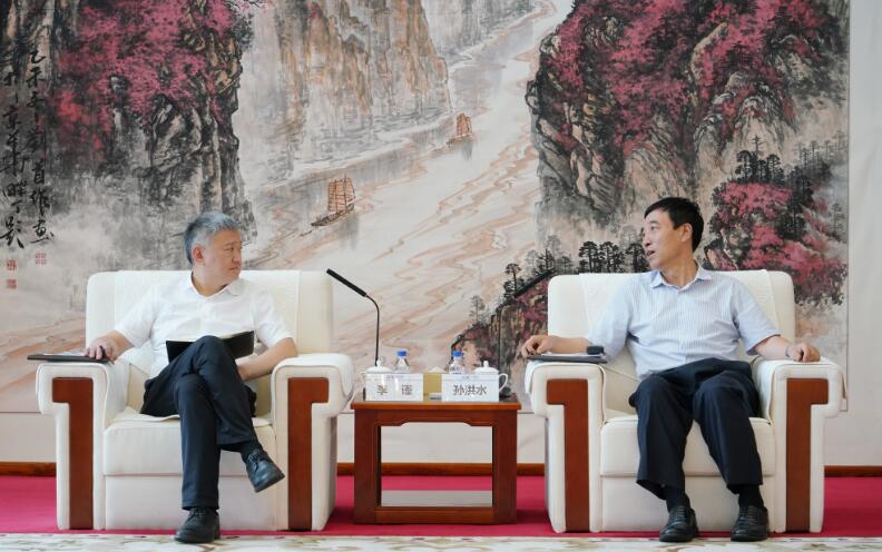 中國能建黨委副書記、總經(jīng)理孫洪水與重慶兩江投資集團黨委書記、董事長李謹會談