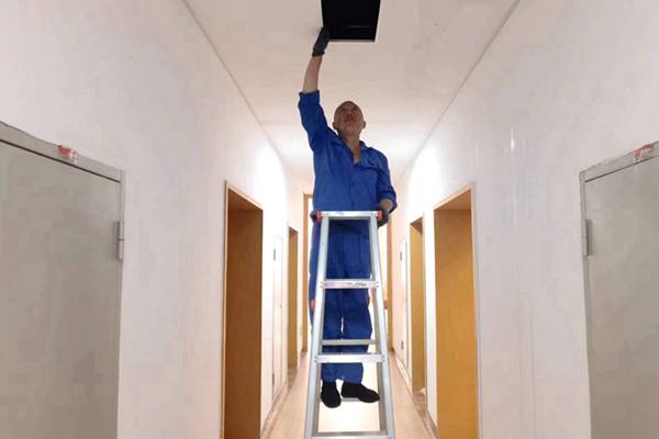 圖為物業(yè)人員利用節(jié)假日對值班宿舍電纜廊道、空調管道進行檢查和維護