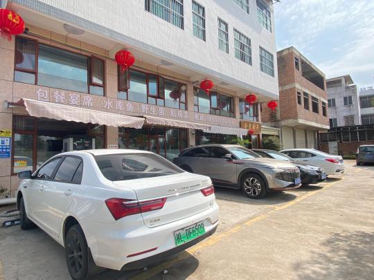 返鄉(xiāng)新能源車主尋覓公用充電樁，鄉(xiāng)村充電補能仍有待解決