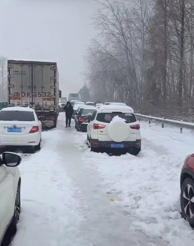 湖北凍雨暴雪導(dǎo)致高速公路堵塞，電動汽車再現(xiàn)“趴窩”
