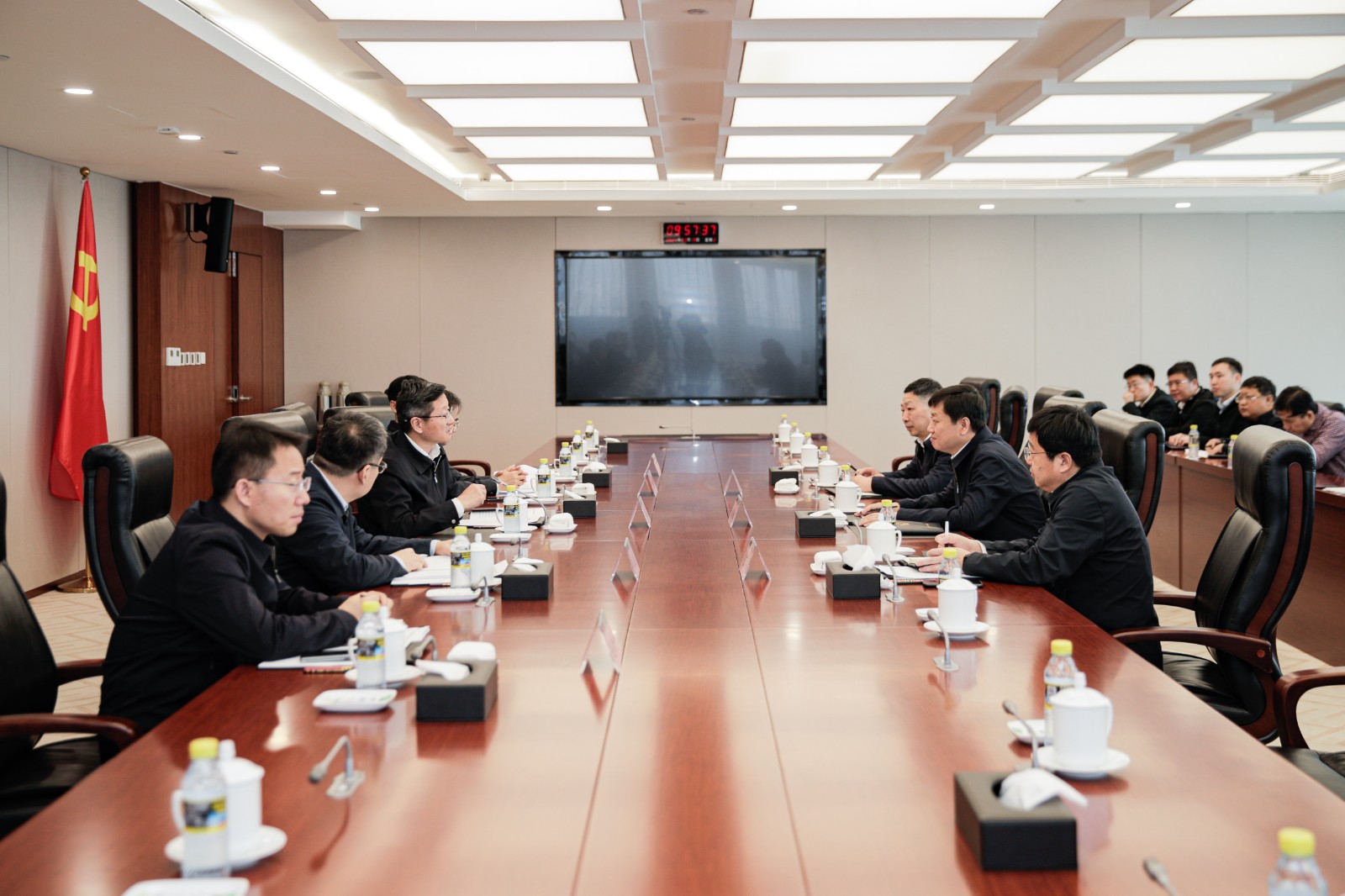 國(guó)家能源集團(tuán)總經(jīng)理、黨組副書記余兵會(huì)見衡水市委副書記、市長(zhǎng)董曉航