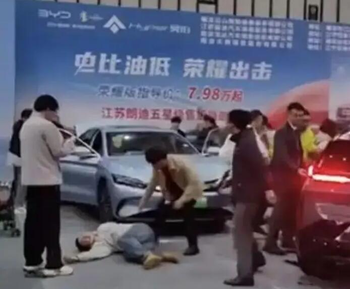 突然啟動(dòng)!參展車撞傷5人，車企最新回應(yīng)