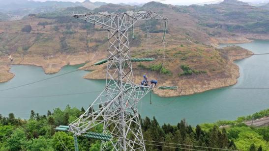 貴州興義供電局高空之上，用責(zé)任守護(hù)安全送去光明