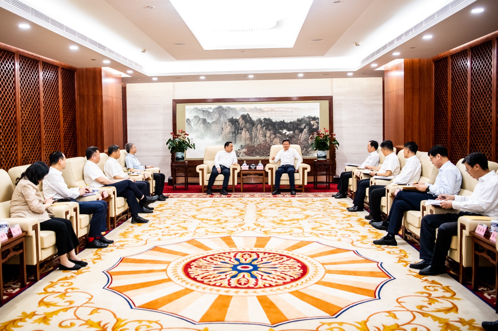 國家能源集團(tuán)公司總經(jīng)理、黨組副書記余兵會見鎮(zhèn)江市委書記馬明龍一行