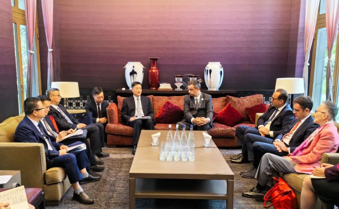 東方電氣集團黨組書記、董事長俞培根與法國電力集團董事長兼首席執(zhí)行官呂克·雷蒙會談
