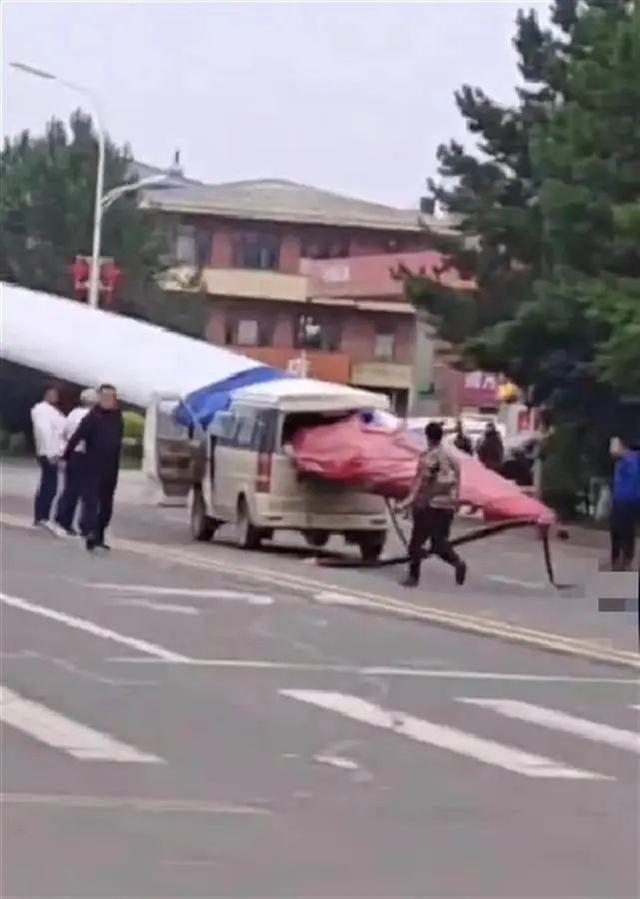 黑龍江一面包車被風電機葉片刺穿，知情人：車上載有7人