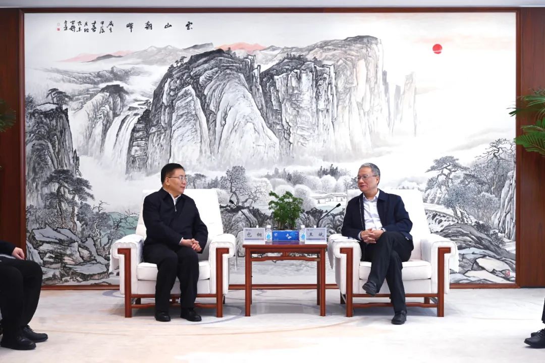 中國電建黨委副書記、總經(jīng)理王斌與內(nèi)蒙古自治區(qū)黨委常委、呼和浩特市委書記包鋼會談