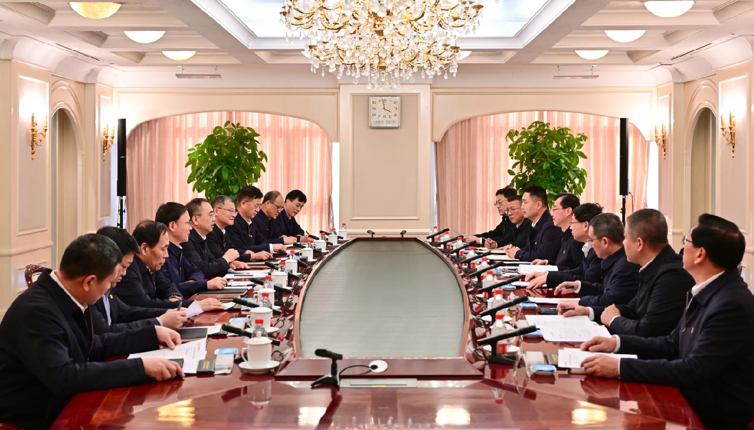 大唐集團(tuán)董事長(zhǎng)鄒磊、總經(jīng)理張傳江與中國(guó)安能董事長(zhǎng)陳奕輝、總經(jīng)理周慶豐會(huì)談
