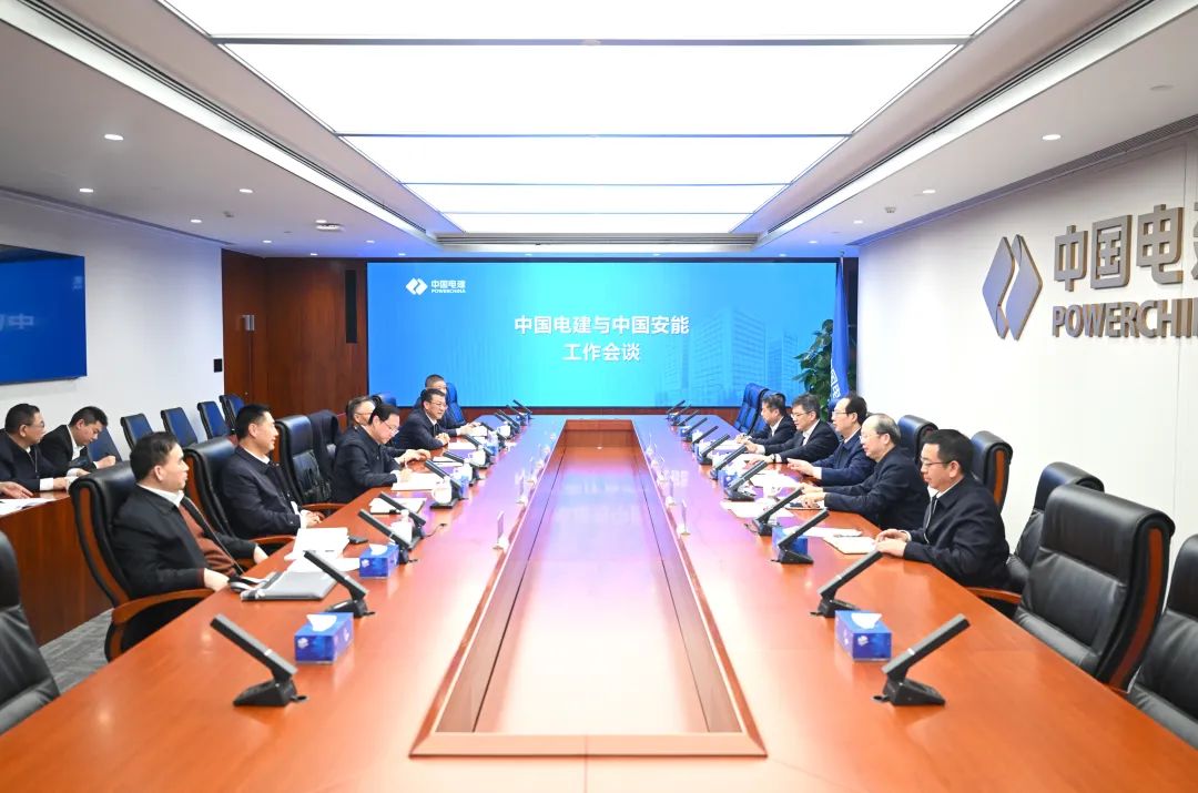 中國(guó)電建黨委書記、董事長(zhǎng)丁焰章與中國(guó)安能黨
