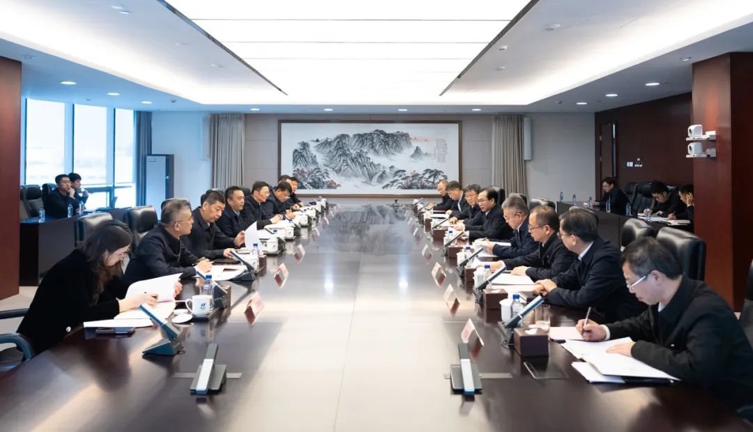 華電集團(tuán)董事長(zhǎng)江毅、總經(jīng)理葉向東與哈電集團(tuán)董事長(zhǎng)曹志安、總經(jīng)理黃偉舉行會(huì)談
