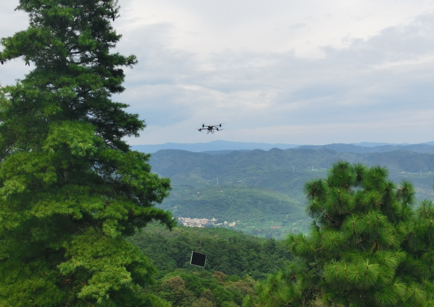 無人機“飛”越陡坡，山地光伏施工提速